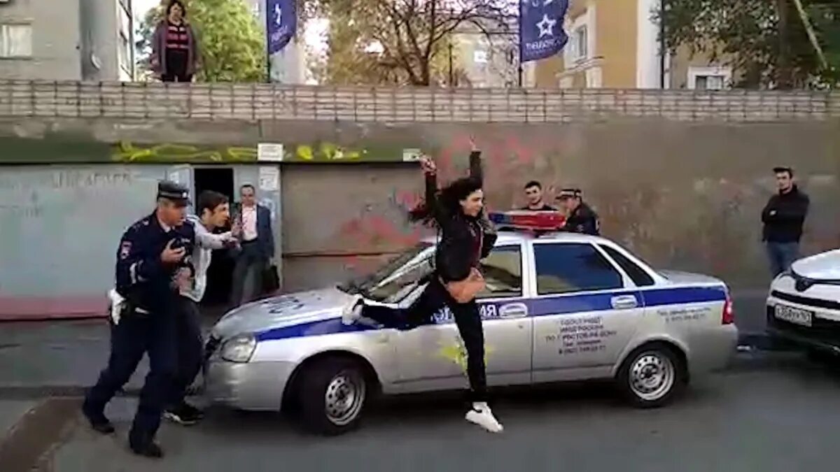 Погоня дпс. Полиция машина драки. Пьяная женщина милиционер. Нападение на полицейских в москве. Девушки и дпс.