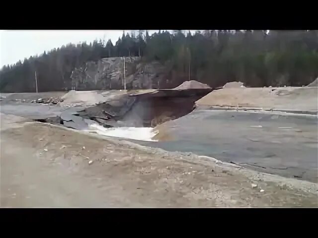 Река уходит под землю. Река уходит в землю. Река уходящая под землю. Озеро в вязниковском районе владимирской области карстовое. Река ушла под землю обвал в североуральске 2020.