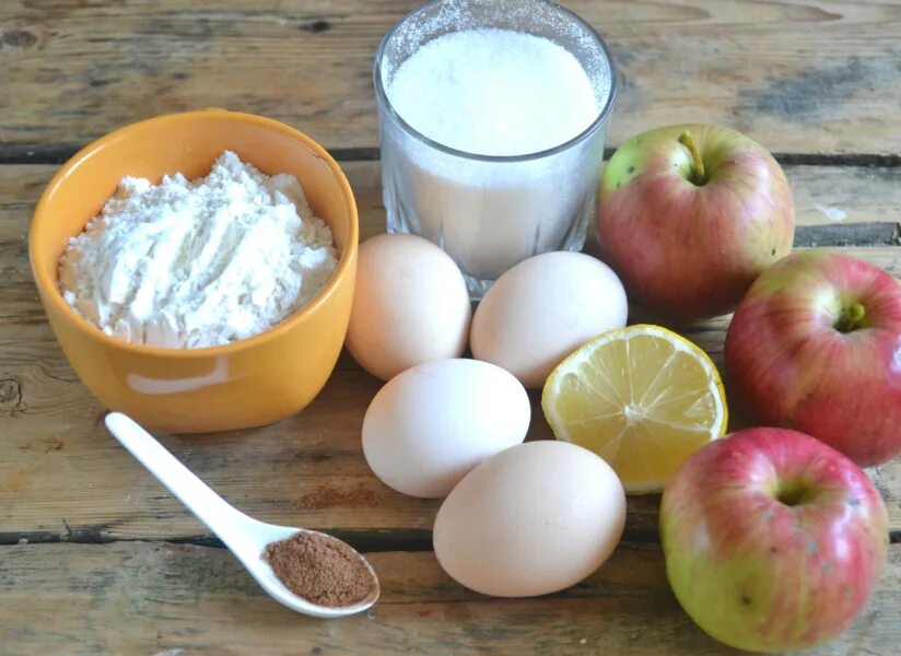 Ингредиенты для пирога с яблоками. Яблочный пирог яйца, мука, сахар, сметана. Масло яблоки мука. Мука для шарлотки. Мука молоко яйца сахар.