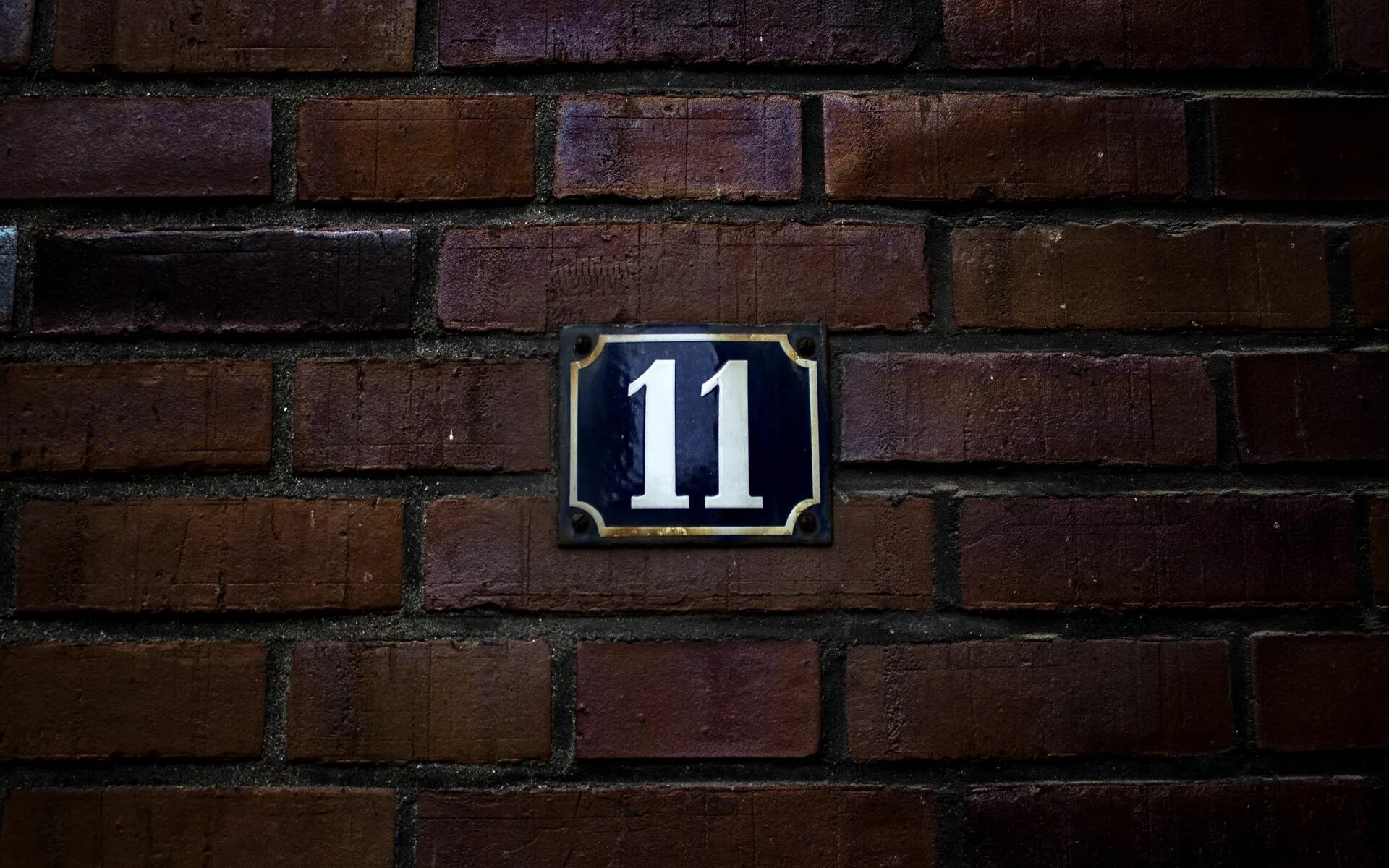 Номера на стене. Number walls. Modern number house. Табличка на кирпичной стене. Надпись на кирпичной стене.