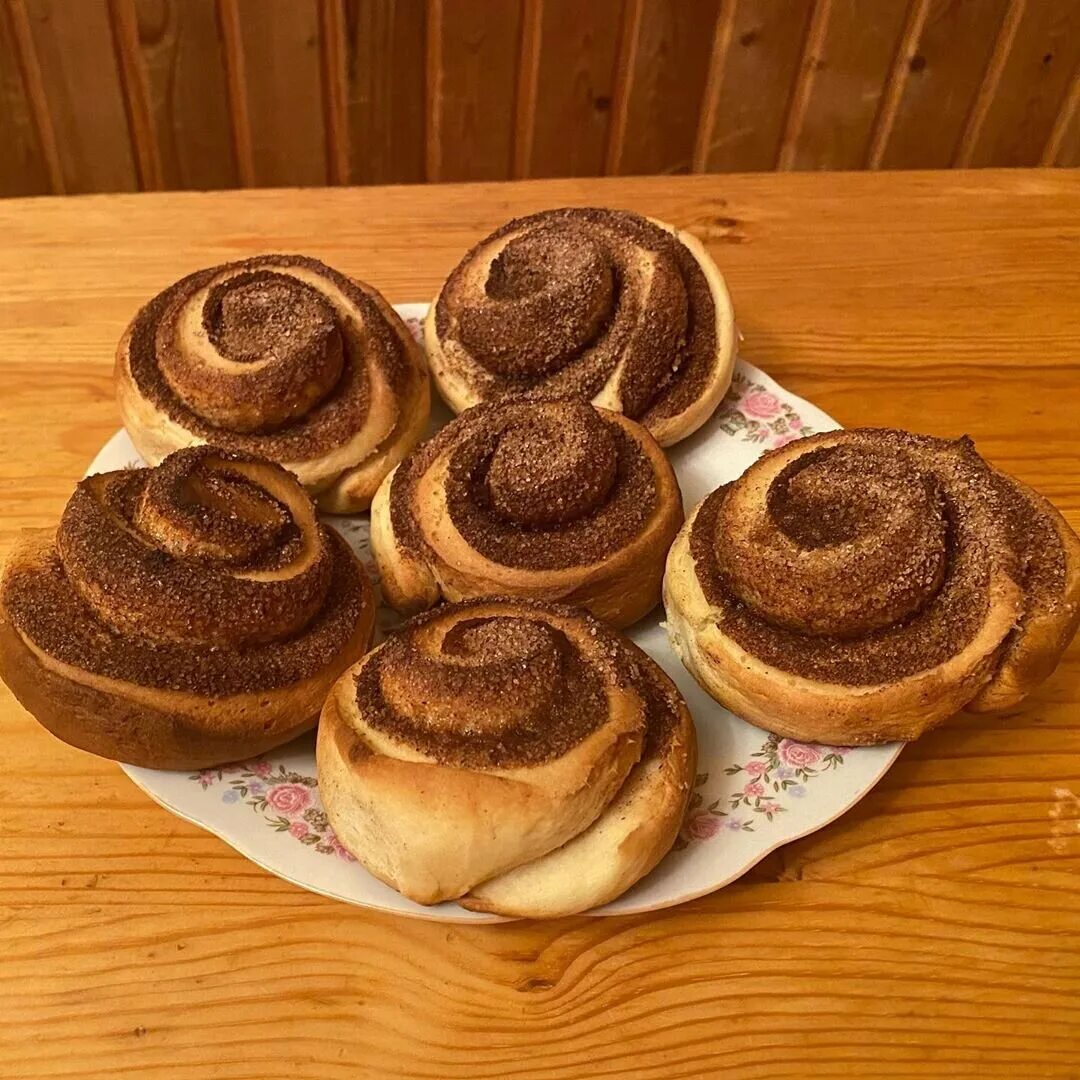 Булочки с корицей и сахаром. Плюшки с корицей и сахаром. Формовка булочек с корицей. Венские булочки с корицей. Датская булочка с корицей.