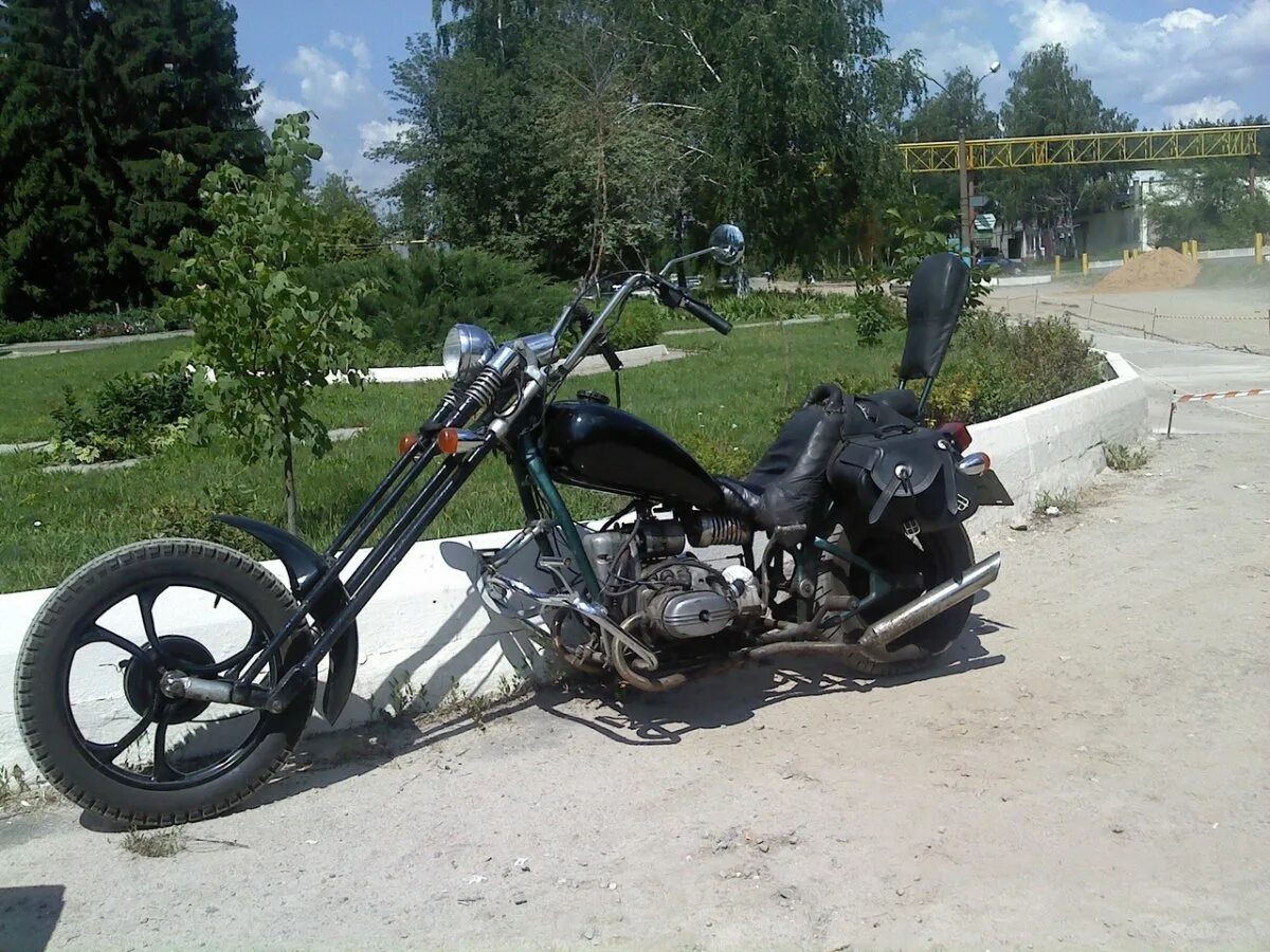 Мотоцикл из хлама. Чоппер из мотоцикла урал. Мотоцикл из бумаги. Трековый мотоцикл кастомная покраска. Разноцветный мотоцикл.