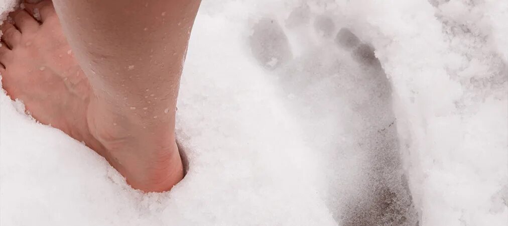 Снежки с дырочками. Женские ноги на снегу. Ступни ног в снегу. Женские ступни на снегу.