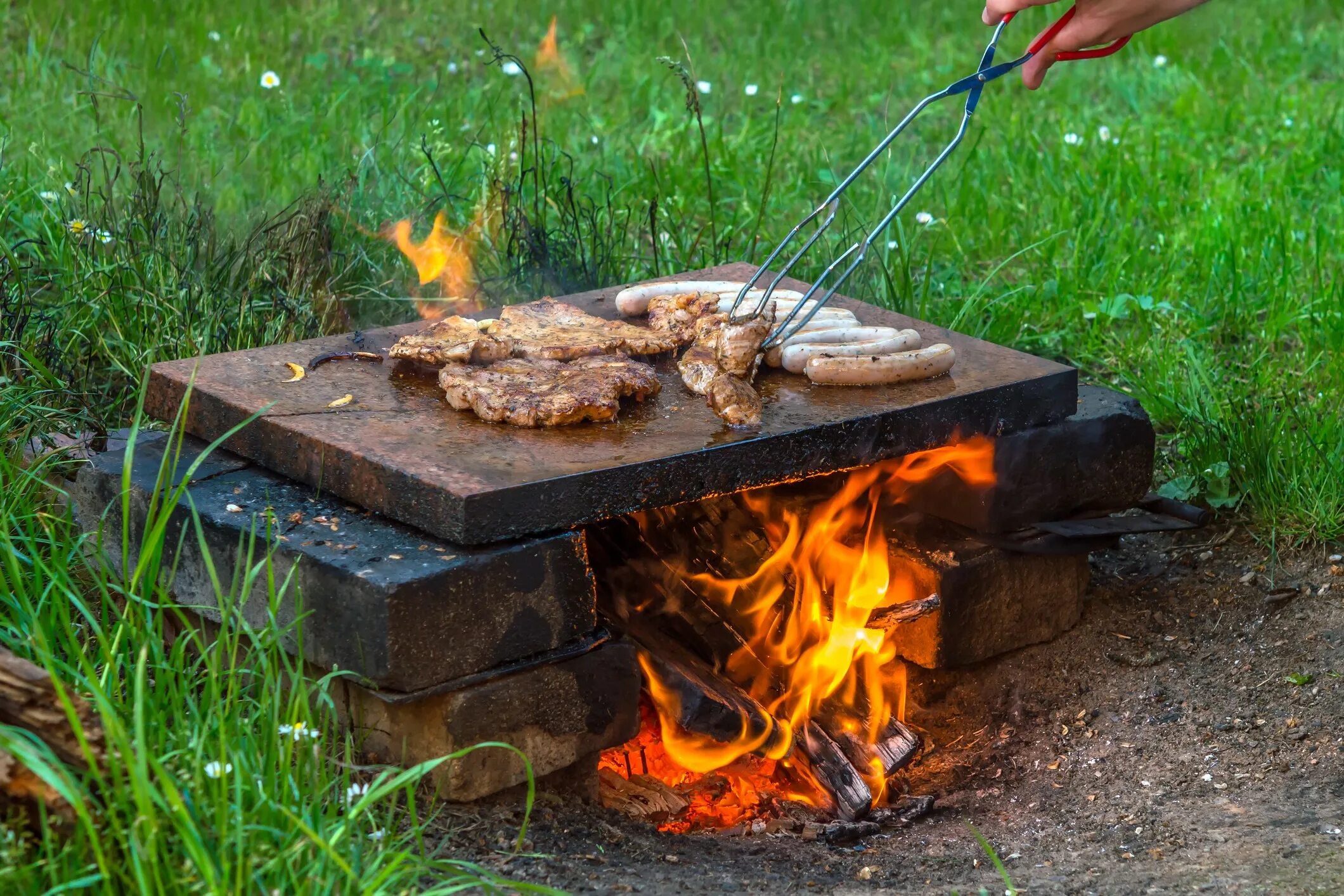 Каменный гриль gvrslev grill. Мясо на камне на мангале. Стоун гриль. Мясо на камне на мангале. Мясо на камне на мангале.