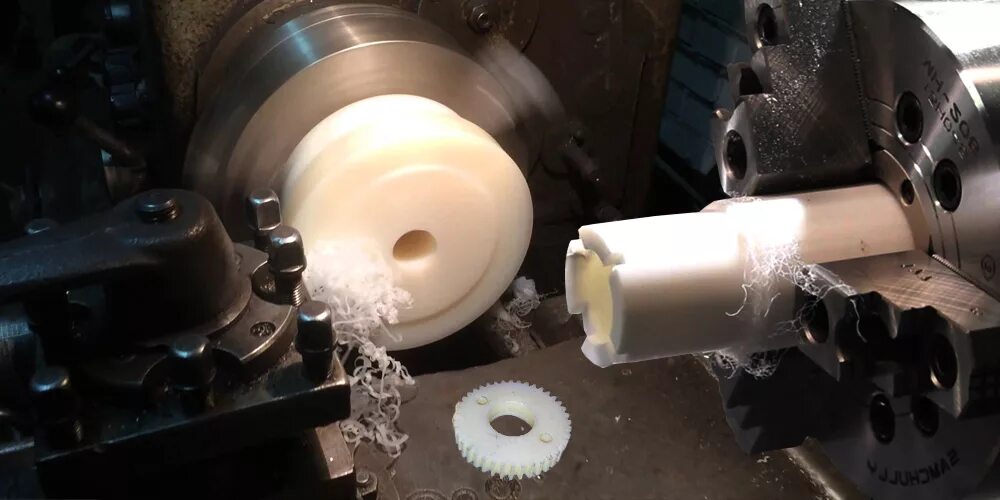 Методы переработки пластмасс в изделия. Штамповщик холодной штамповки. Способы обработки пластмасс. Обработка изделий из пластмасс. Обработка изделий из пластмасс.