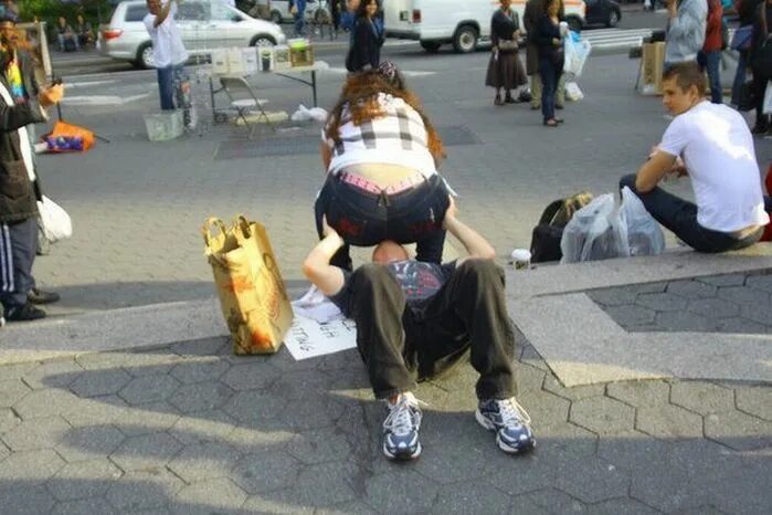 Села на лицо. Сидение на лице девушки. Села на лицо. Немка сидит на лице. Девочка села на улице на лицо.