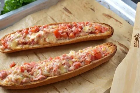 Багет с колбасой и сыром в духовке