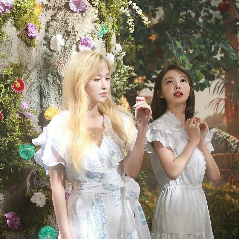 My best works a twice. Твайс дахен и мина. twice dahyun 2025. mina твайс эстетика. twice дахен церемония.