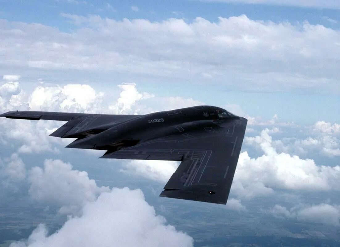 Истребитель b2. Стелс-бомбардировщик b-2. B-2 Spirit Stealth Bomber. Стелс b2 самолет невидимка. Стелс бомбардировщик США.