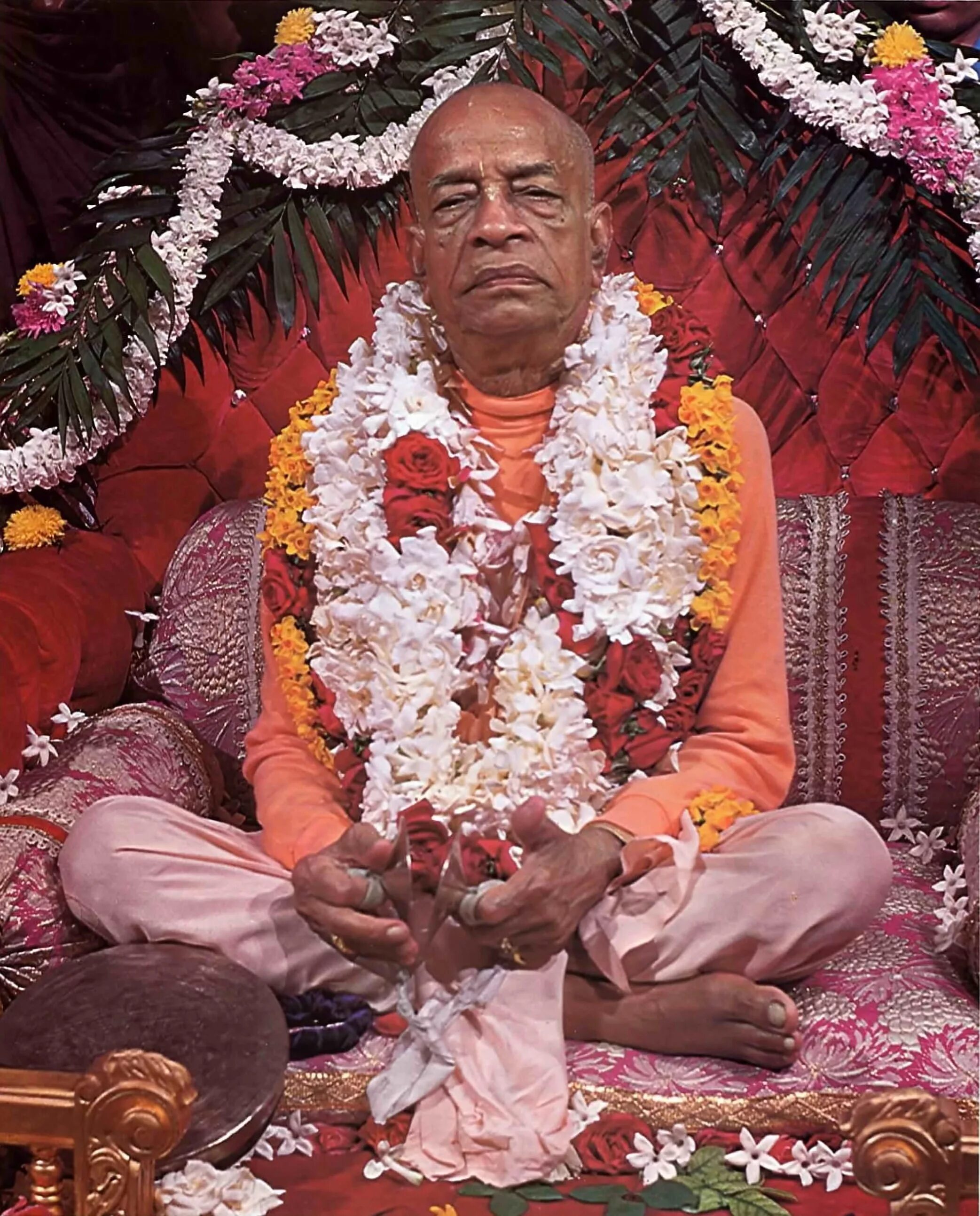 Шрила прабхупада харе кришна. Мастер харе. Шрила прабхупада харе кришна. Бхакти викаша свами махарадж. Мастер харе.