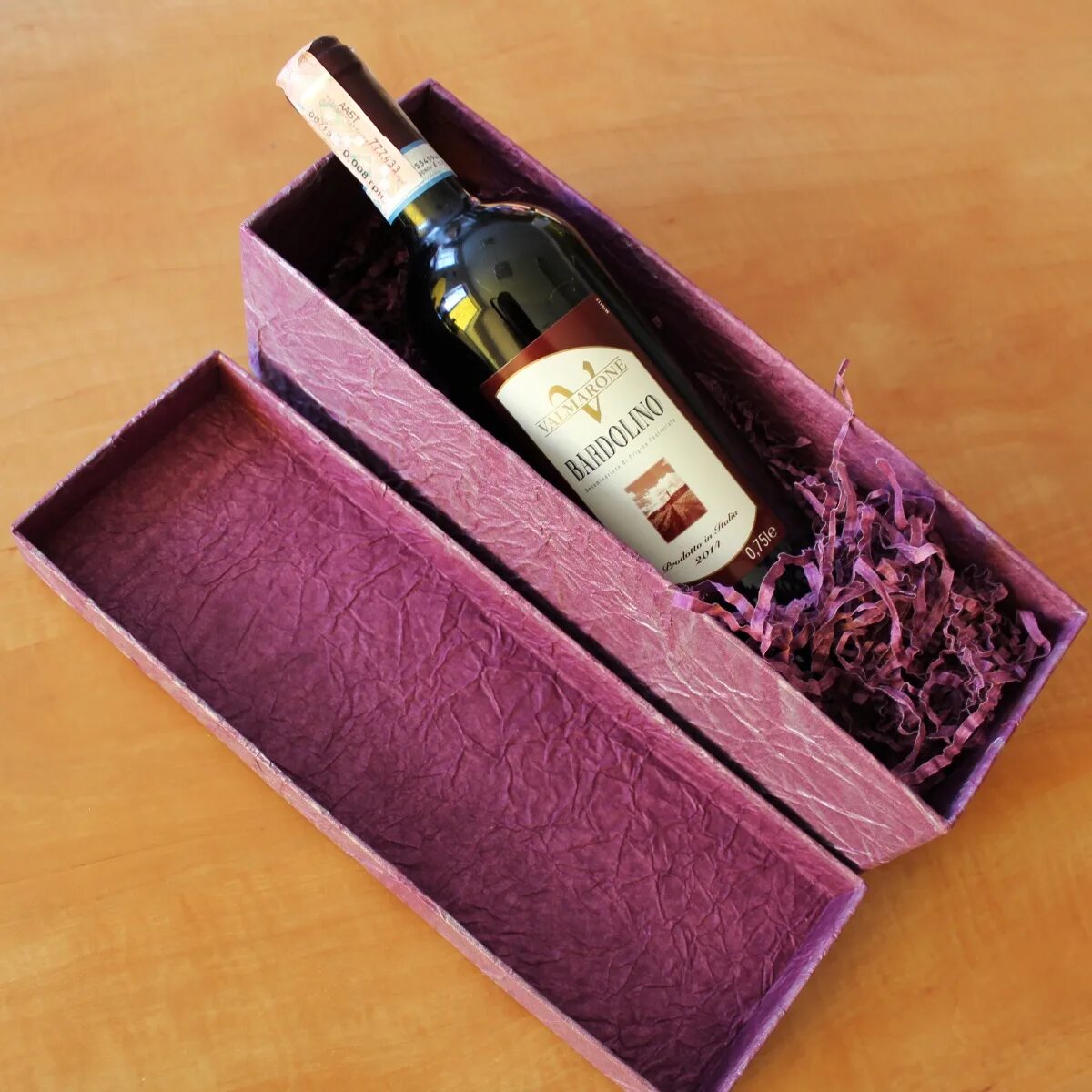 Сувенирной вино. Красивая упаковка бутылки вина. Упаковка бутылки вина в подарок. Подарочная коробка для бутылки. Подарочная упаковка для бутылки вина.