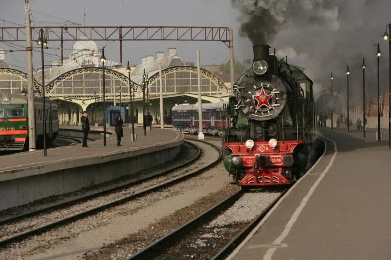 Спб поезд витебский. Витебский вокзал Санкт-Петербург паровоз. Витебский вокзал перрон. Витебский вокзал Перон. Витебский вокзал паровоз.