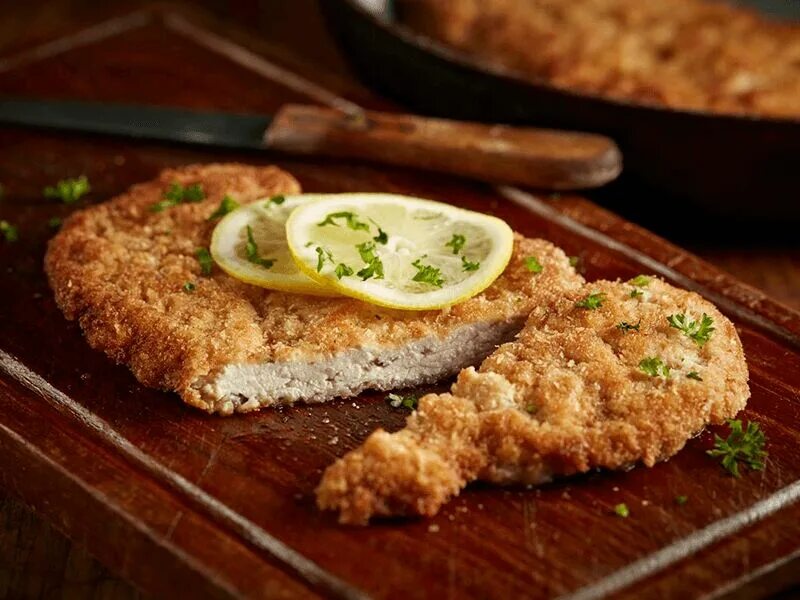 Шницель из куриной грудки рецепт. Шницель по венски. bayerisches schnitzel (шницель). венский шницель в германии. куриный шницель венский.