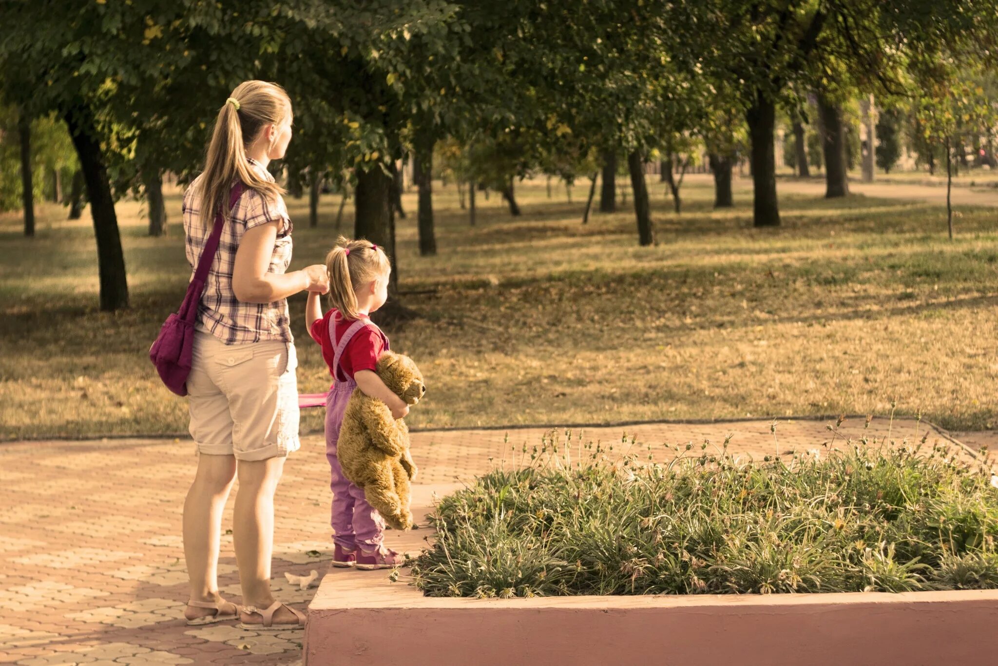 Мама с ребенком в парке. Прогулка в парке с детьми. Мама гуляет с ребенком. Дети на прогулке.