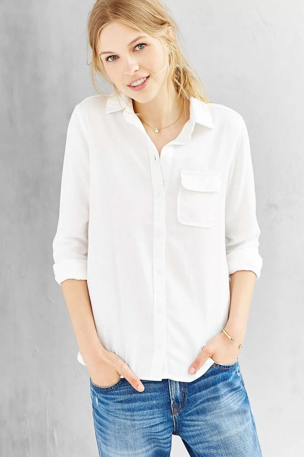 Рубашки Urban Outfitters. Женская рубашка Urban. Белая рубашка и топ под ней. Нежная белая рубашка.