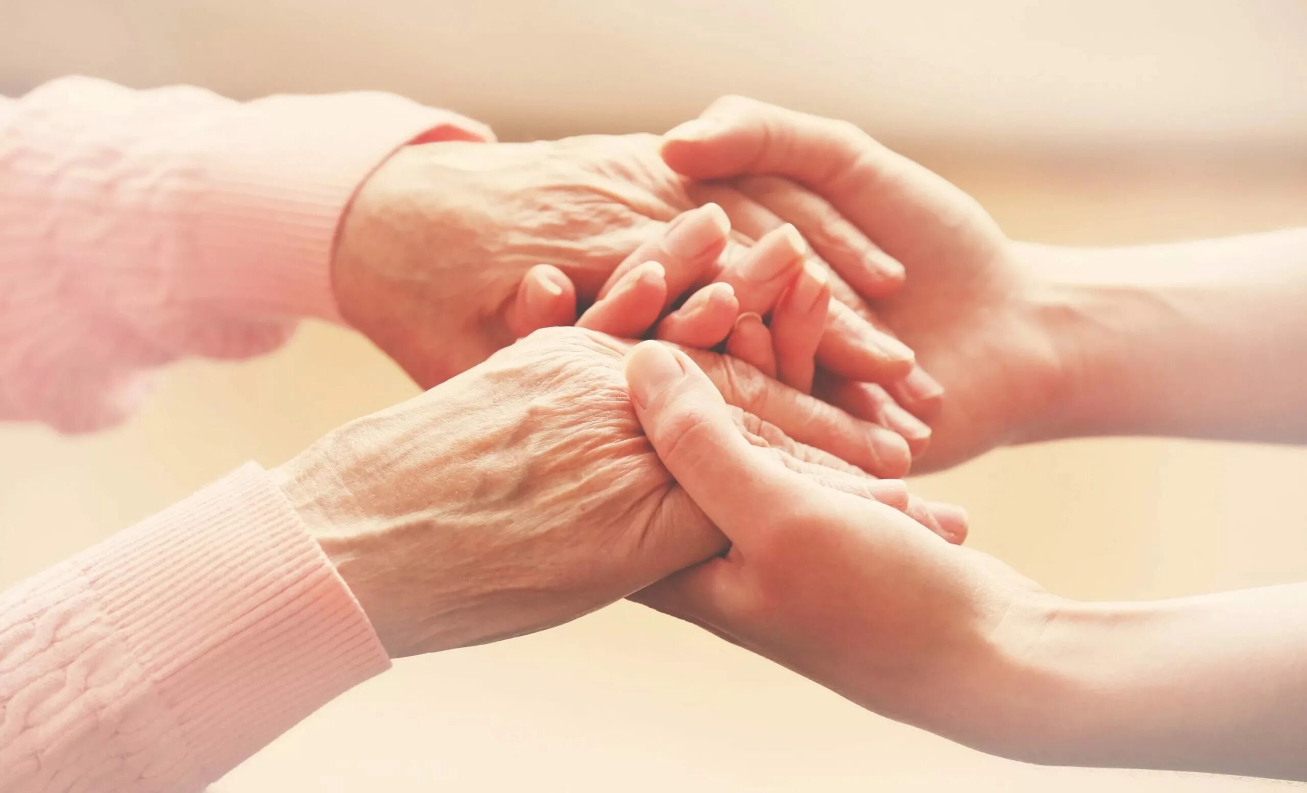 Семья обнимается. Забота о близких. Любовь и поддержка близких. Забота друг о друге. Взаимопонимание и поддержка.