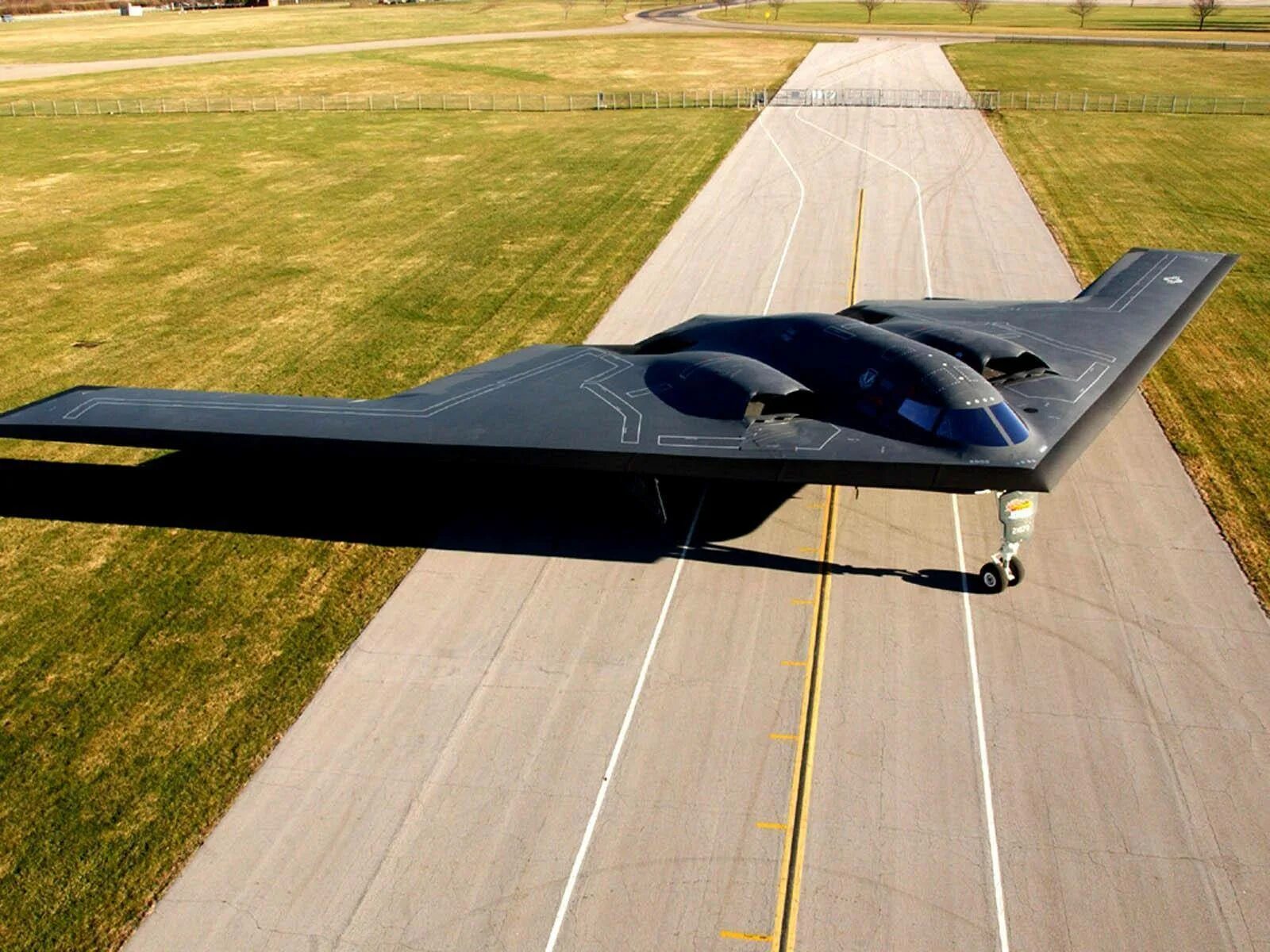 B-2 Spirit: стелс-бомбардировщик. Стелс самолет b2. B-2 Spirit Stealth Bomber. Стелс b2 самолет невидимка.