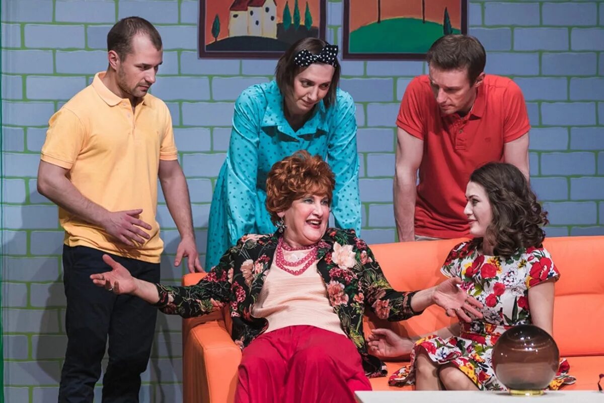 Два мужа по очереди. Фотосессия с несколькими мужчинами. Трое в постели. Двое мужчин и одна женщина. 2 мужа по цене одного.