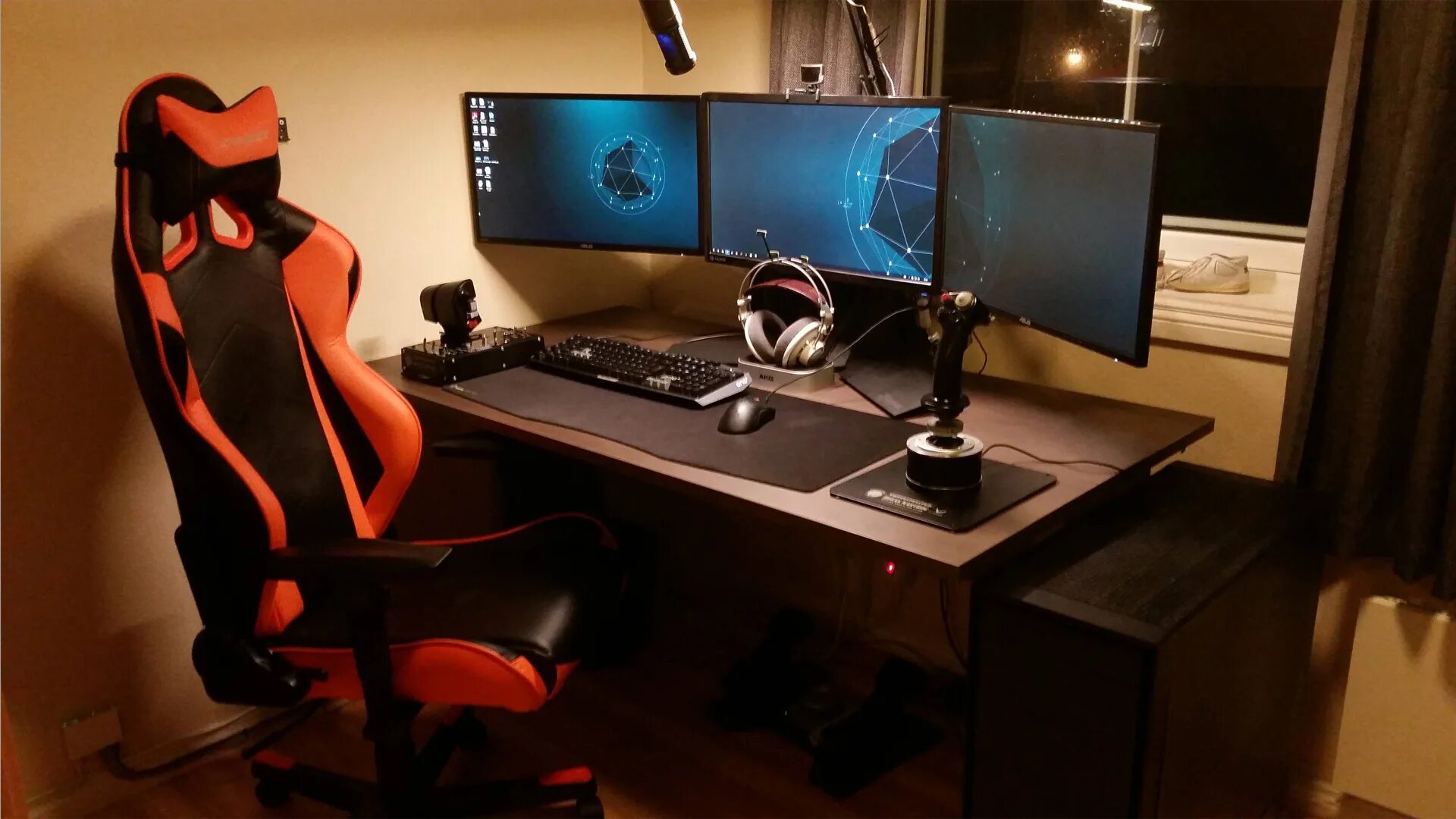 Игры на компьютер. Геймерские комнаты. Геймера без. Геймер за игрой. Игровое место геймера.