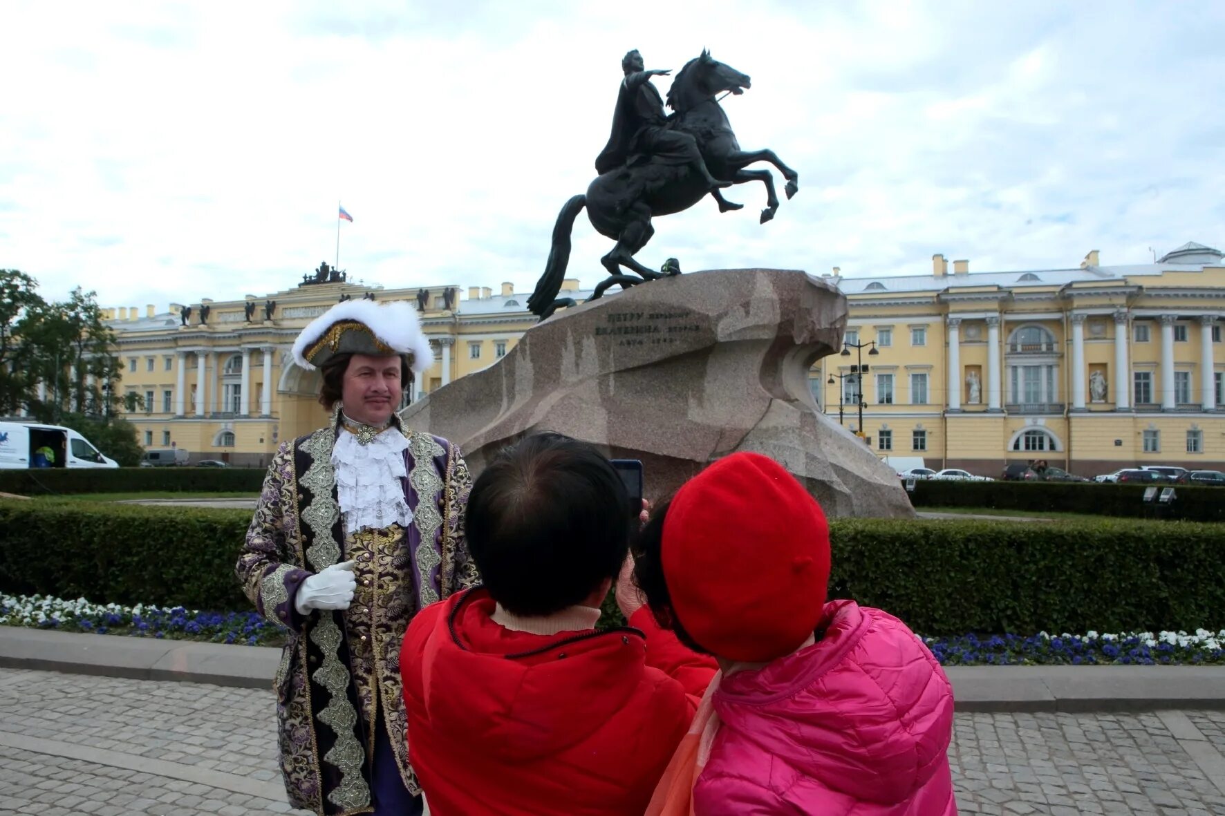 Туристы в Санкт-Петербурге. Петербург туризм. Путешествие в Санкт-Петербург. Экскурсанты в Питере.