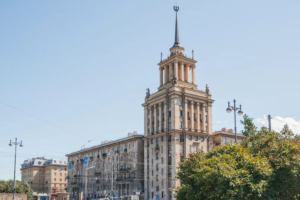 Дом со шпилем омск. Дом со шпилем московский 190. Здание со шпилем в спб парк победы. Здание со шпилем. Дом со шпилем на московском проспекте.