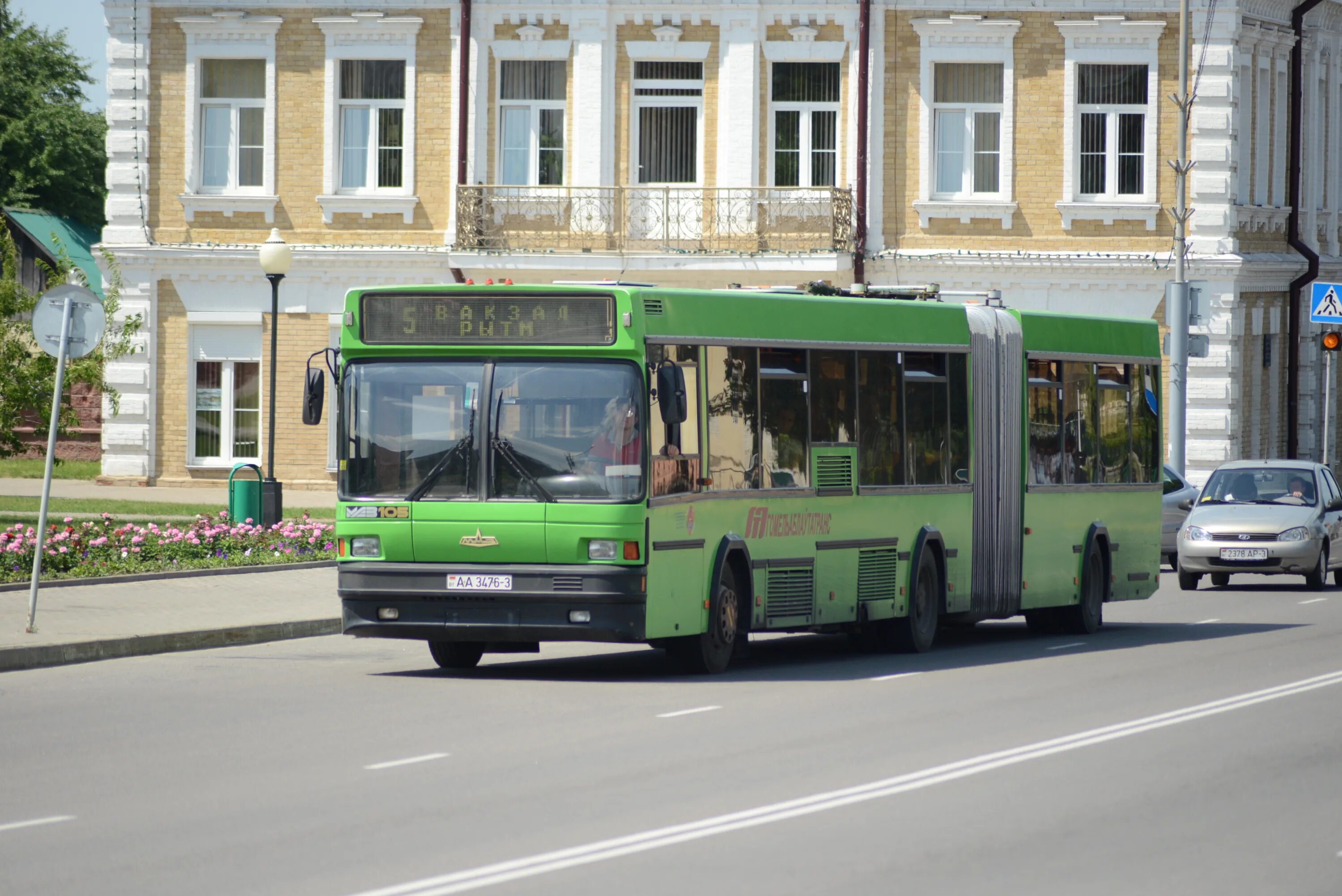 Остановись на 10 минут. Ждать автобус. Жду автобус Мем. Ждёшь автобус на остановке Мем. Ждут автобус прикол.