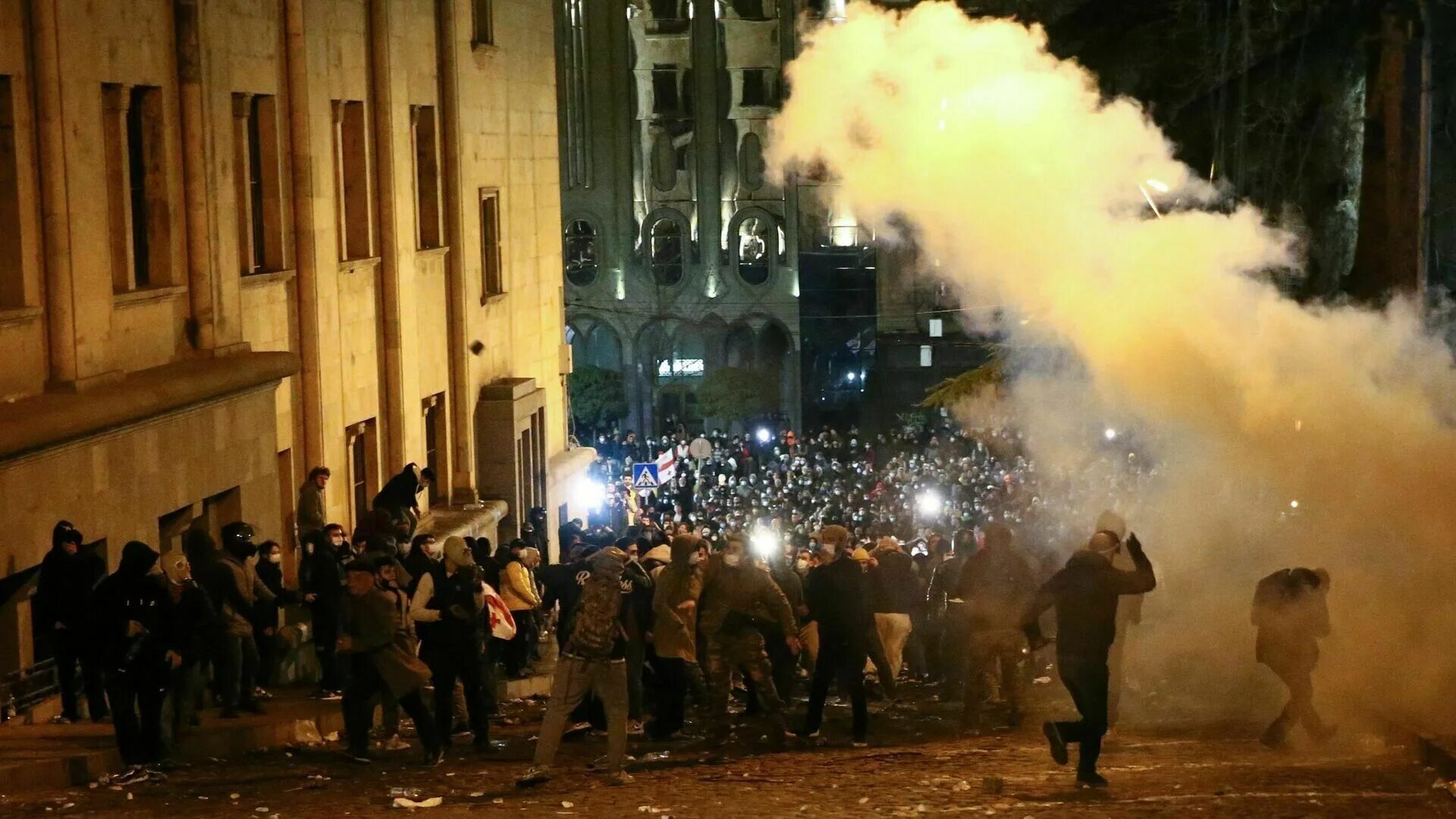 Что сейчас в грузии происходит последние. Протесты в грузии 2025. майдан тбилиси. грузия тбилиси митинг.