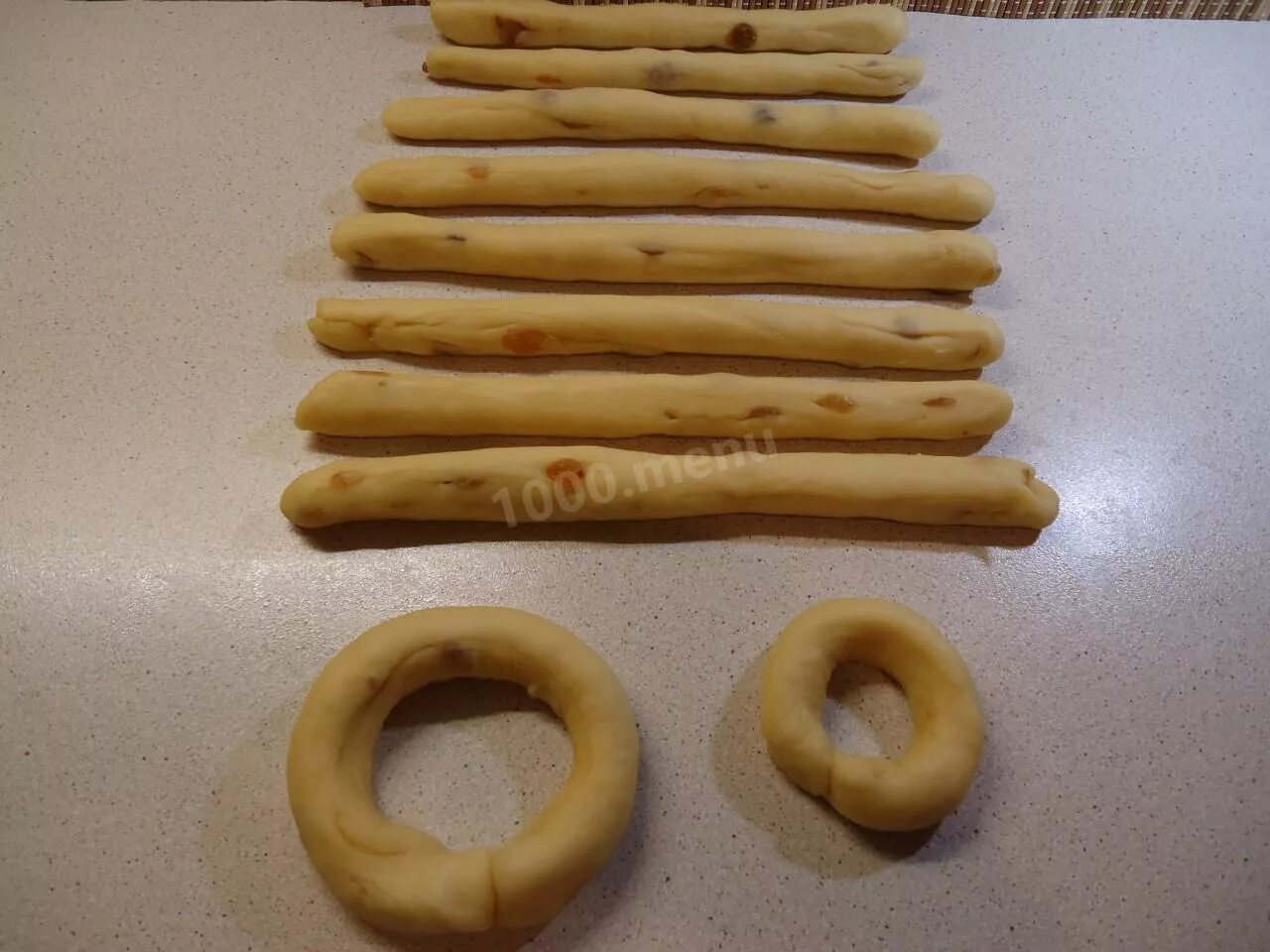 Калачи лепка. Бублики из соленого теста. Лепка бублики баранки 2 младшая. Угощение для кукол лепка в средней группе. Бублики из соленого теста.