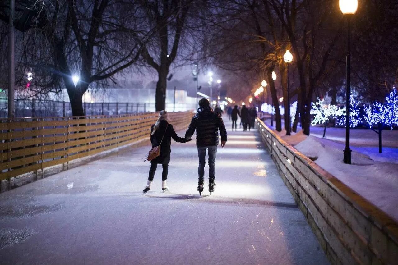 Куда сводить девушку зимой. Прогулка вечером. влюбленные ночью на улице. вечерняя прогулка зимой. влюбленные зимой вечером.