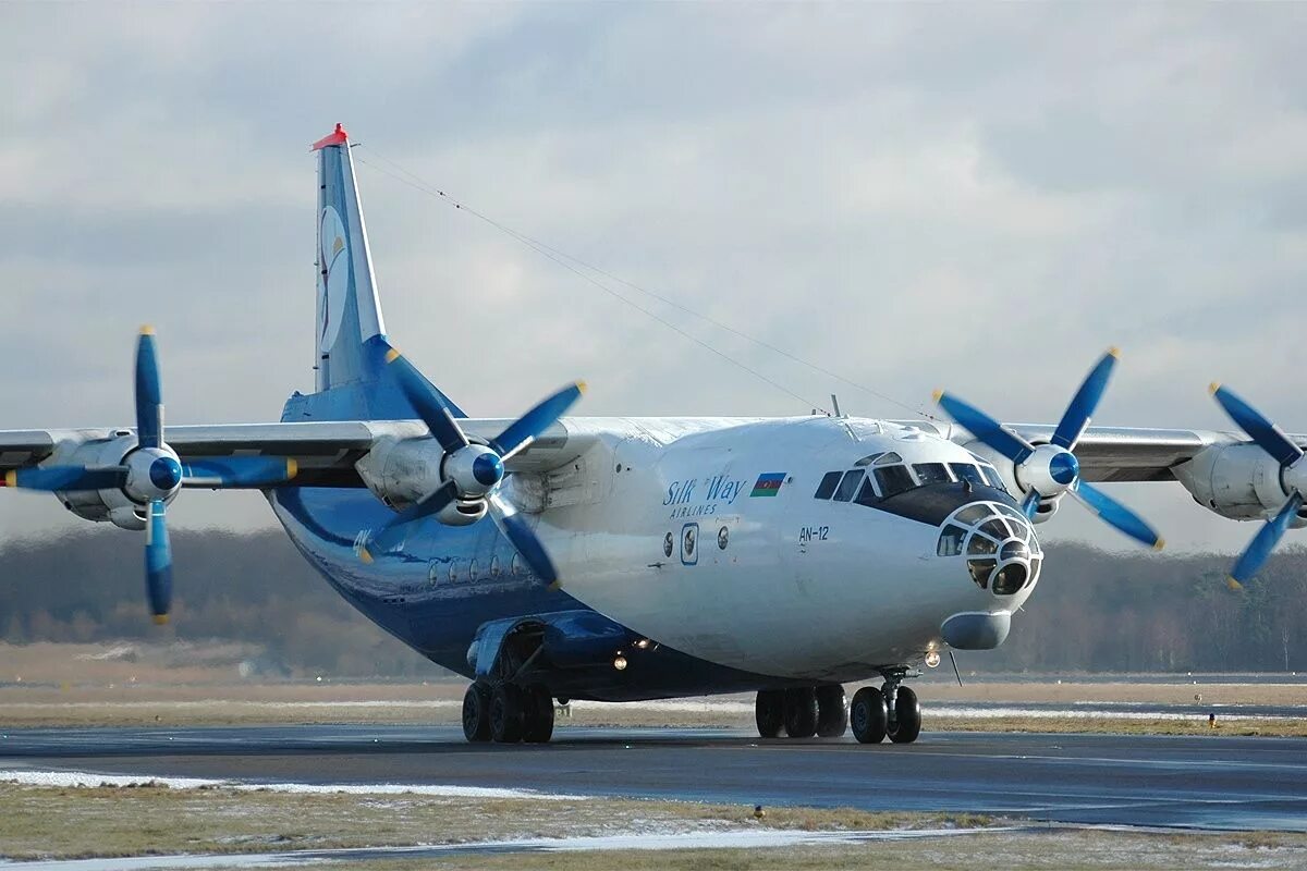 Самолет ан это. Ан12 самолет. ан-12 пассажирский самолёт.