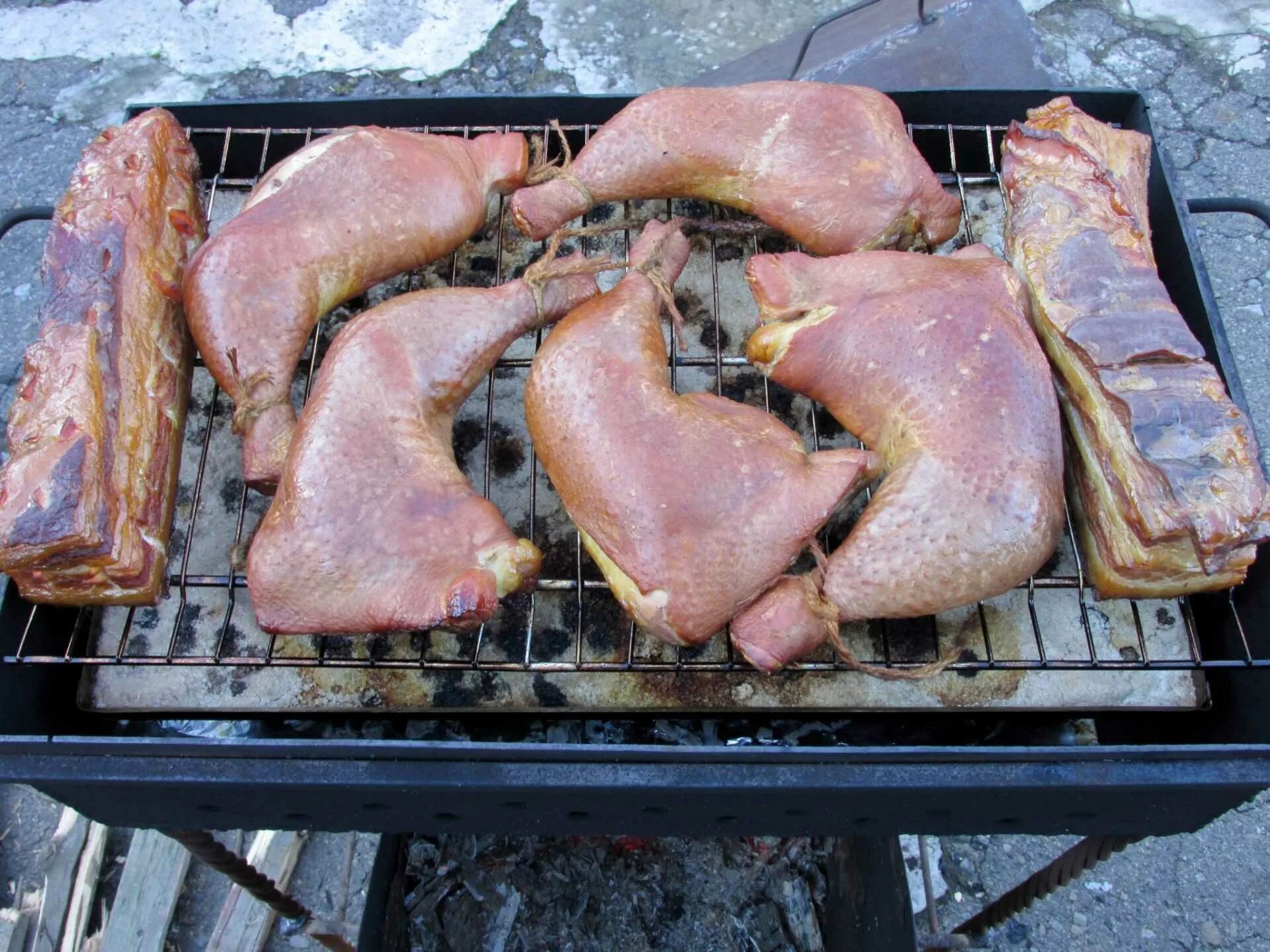 Курица в коптильне. Копчение курицы. Температура горячего копчения продуктов. Курица горячего копчения в коптильне. Курица горячего копчения в коптильне рецепт маринада.