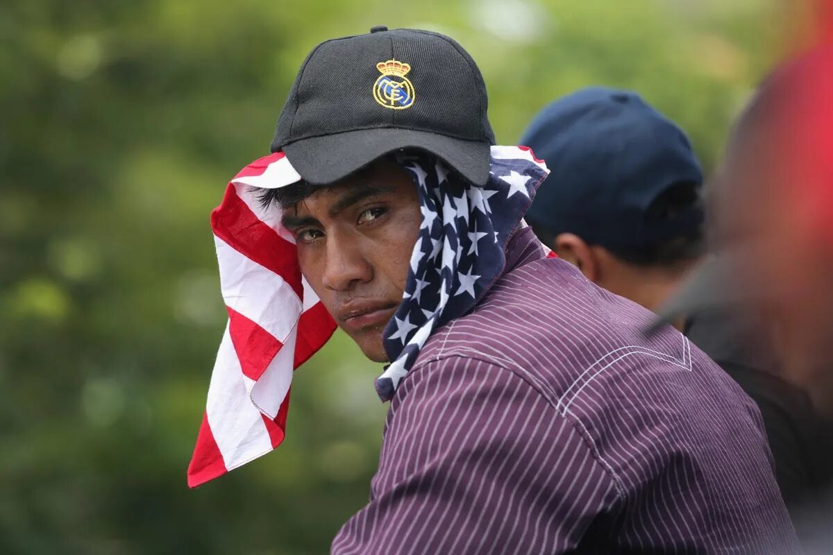 Дети иммигрантов в америке. Иммигрант фильм 2023. Артисты иммигранты сша. Эмигранты. Иммигрант 2012.