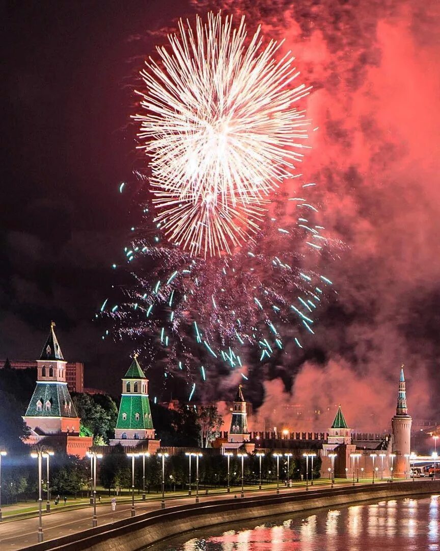 Салют Победы на красной площади. Салют 9 мая Москва. Салют 9 мая красная площадь Москва. Кремль салют.