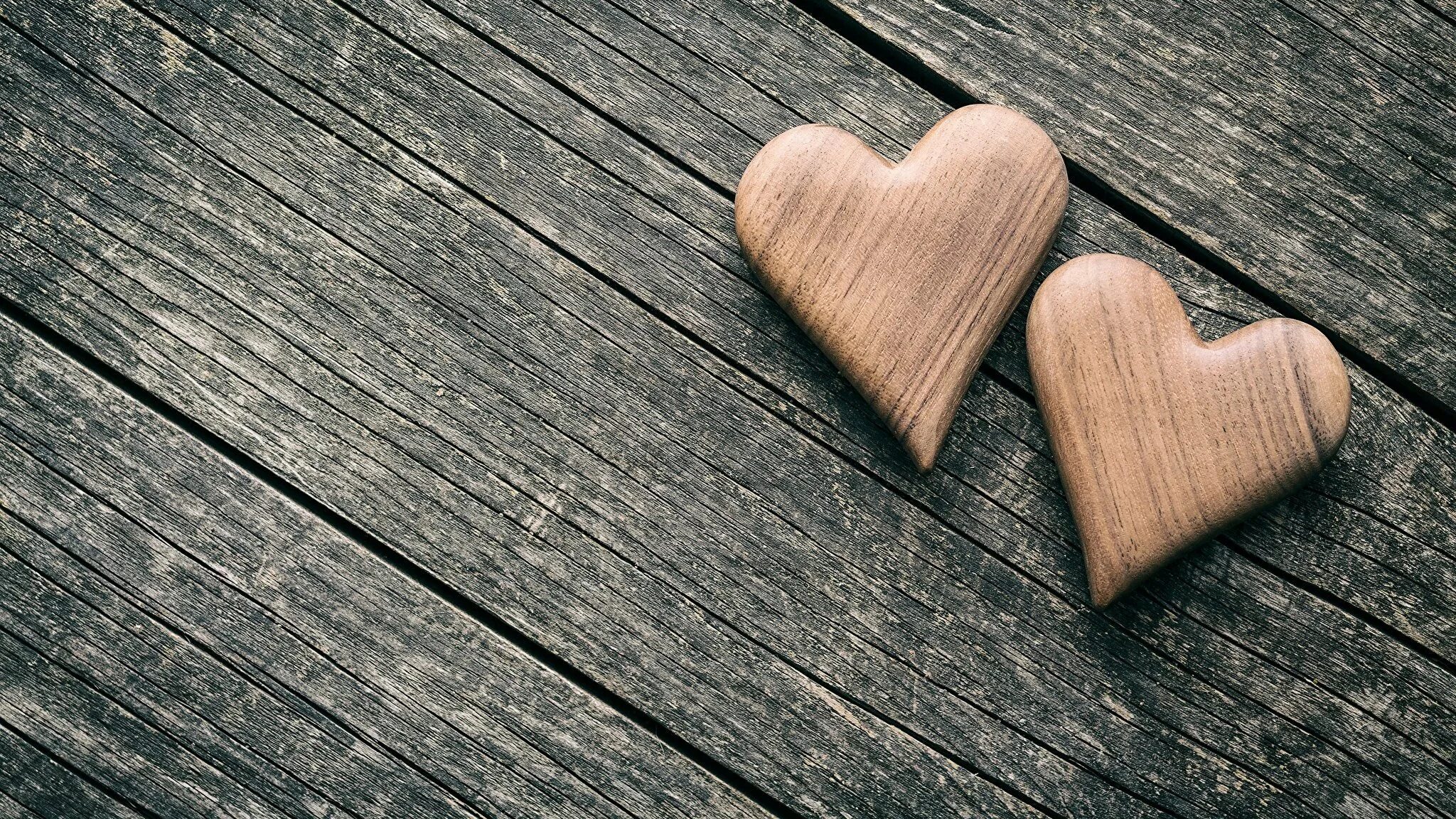 Сердечко 5 лет. Сердечки. деревянное сердце. сердечко из дерева. фон сердечки.