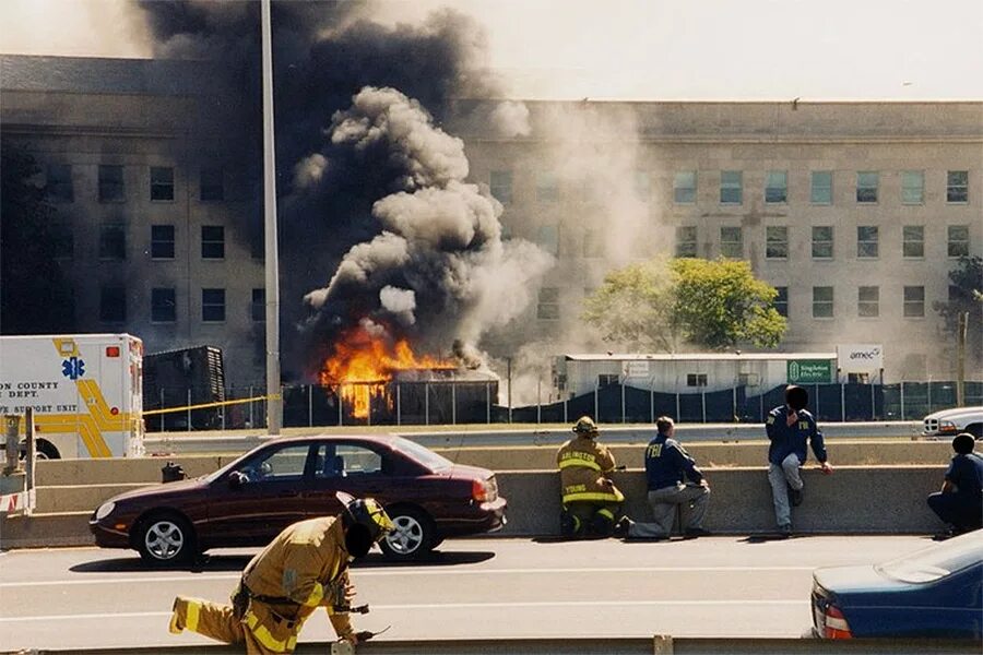 Нападение на здание. Теракт Пентагон 2001. Взрыв Пентагона 11 сентября 2001. Пентагон США терракт 2001. 11 Сентября 2001 Пентагон самолет.