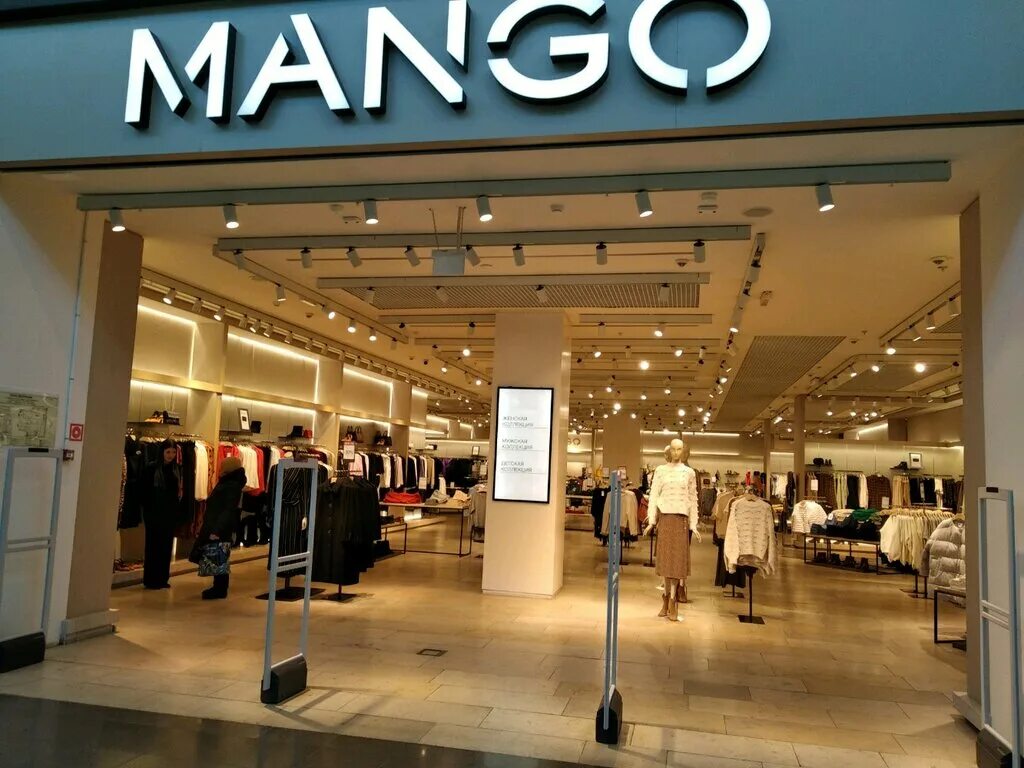 Манго магазин. Mango Ижевск. Магазин манго интерьер.