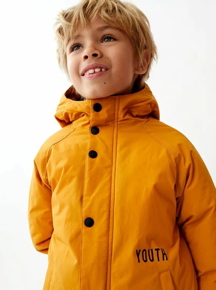 Мальчик горчичная. Парка Zara для мальчика. Куртка Zara для мальчика. Куртка для мальчика горчичного цвета. Парка на мальчика желтая.