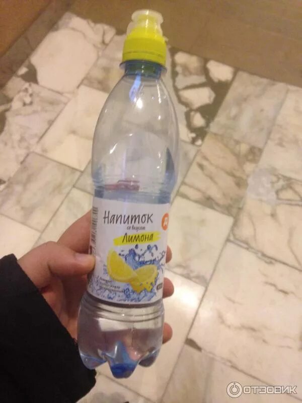 Вода дикси. Вода со вкусом. Вода со вкусом лимона. Лимонная вода в бутылке в магазине. Баклажка вода лимон.