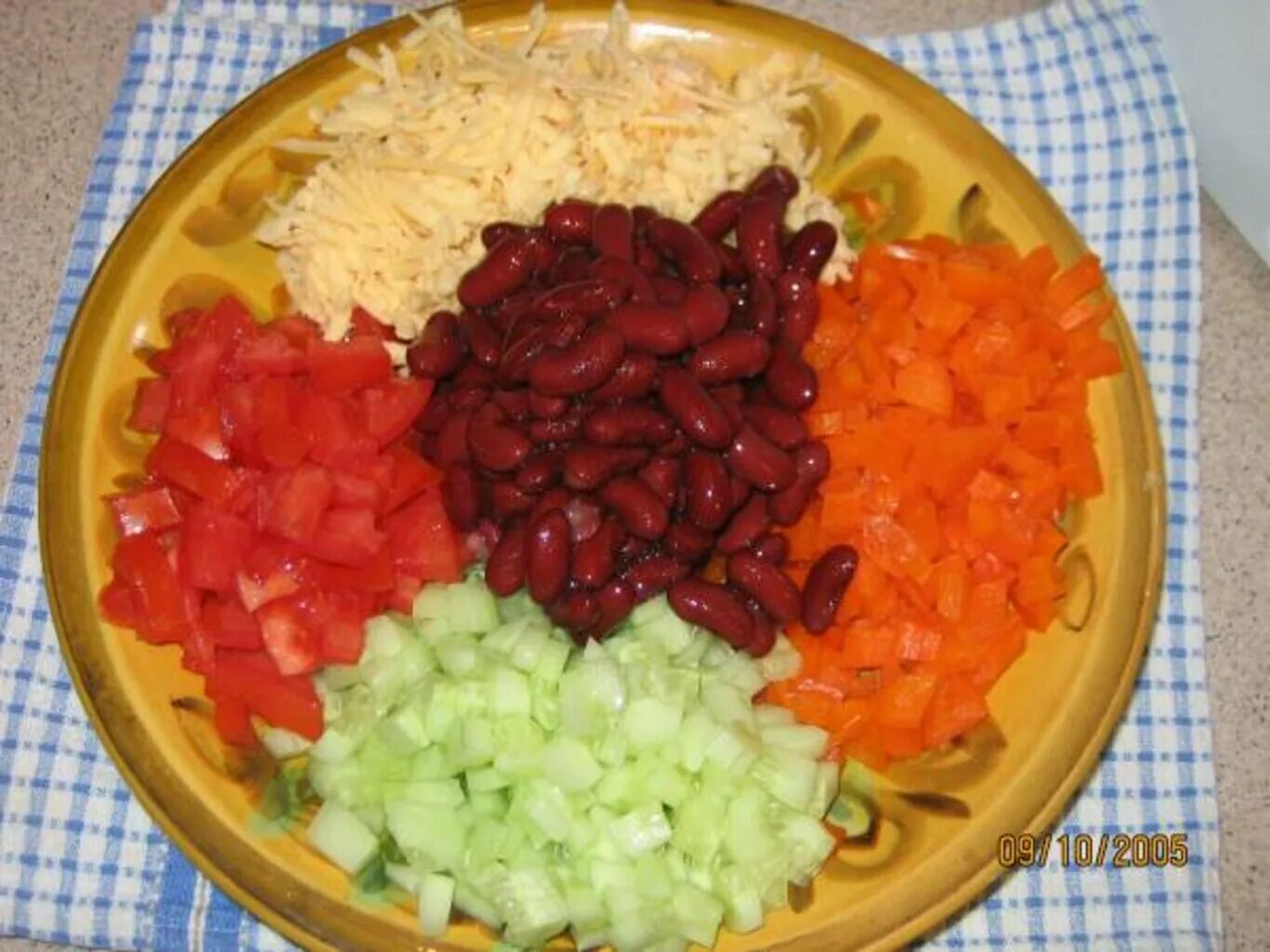 Салат семь холмов. Салат на большой тарелке кучками. салат из овощей кучками на блюде. салат радуга с фасолью.