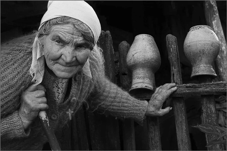 Женщина с урожаем. Ваша бабушка. Старушка с синими волосами. Пожилая женщина вяжет. Старая бабушка.