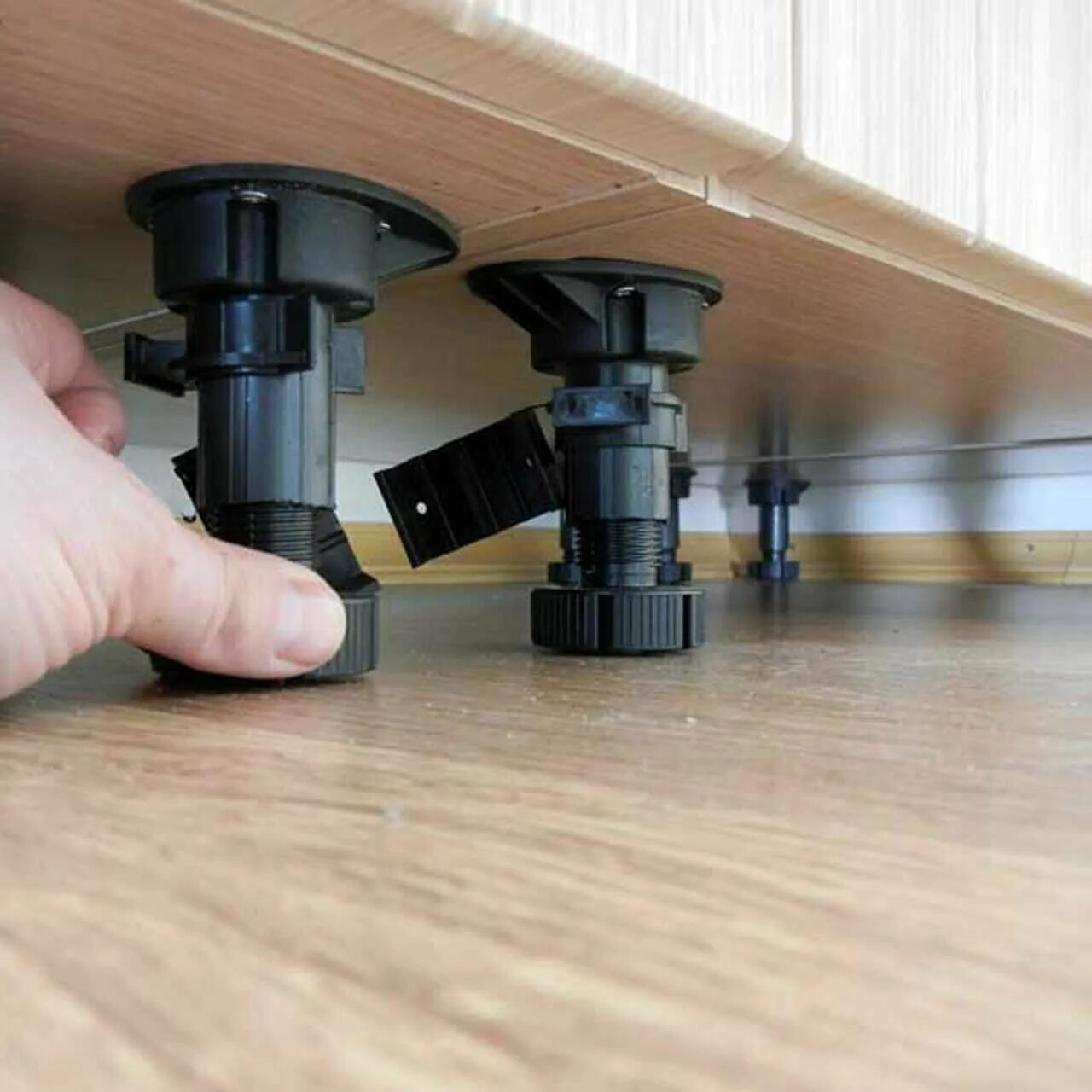 опора регулируемая для кухни 205d с клипсой для деревянного цоколя firmax. прикручиваем ножки к кухонному гарнитуру. опора кухонная регулируемая h120. крепление ножек кухонного гарнитура. как прикрутить ножки к тумбе под раковину.