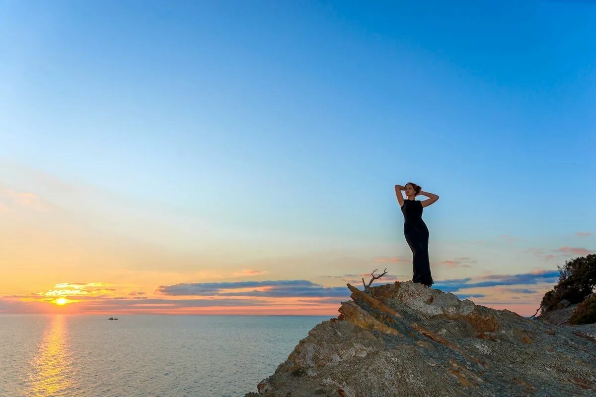 Сукко надпись на горе. Бросить вызов своему счастью. Стих жизнь 1 она твоя. Сильные руки мужчины. Сукко надпись.
