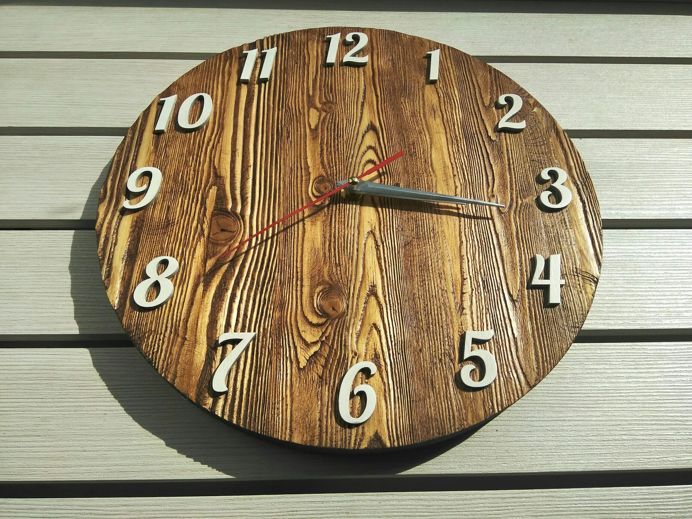 Бережок часов. Часы из дерева. Часы настенные деревянные. Необычные настенные часы из дерева. Часы из дерева настенные.
