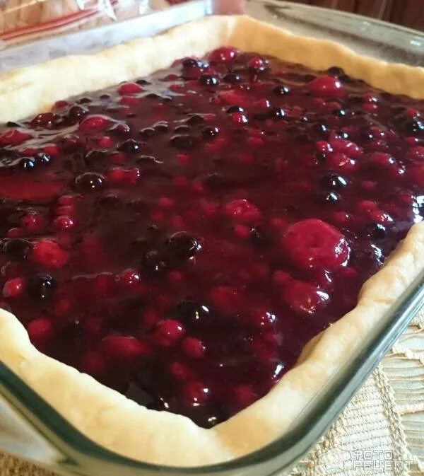 пирог с малиной и смородиной. пирог с ягодами в духовке. мороженные ягоды для морса. как сделать начинку из замороженных ягод. песочный пирог с замороженными ягодами.