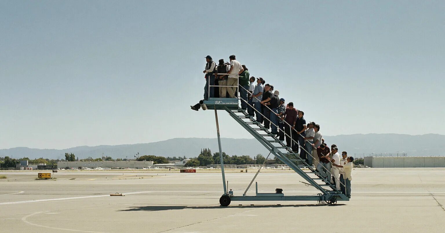 Самолетная лестница трап. Люди на трапе самолета. Люди на трапе без самолета. Самолётная лестница с людьми.