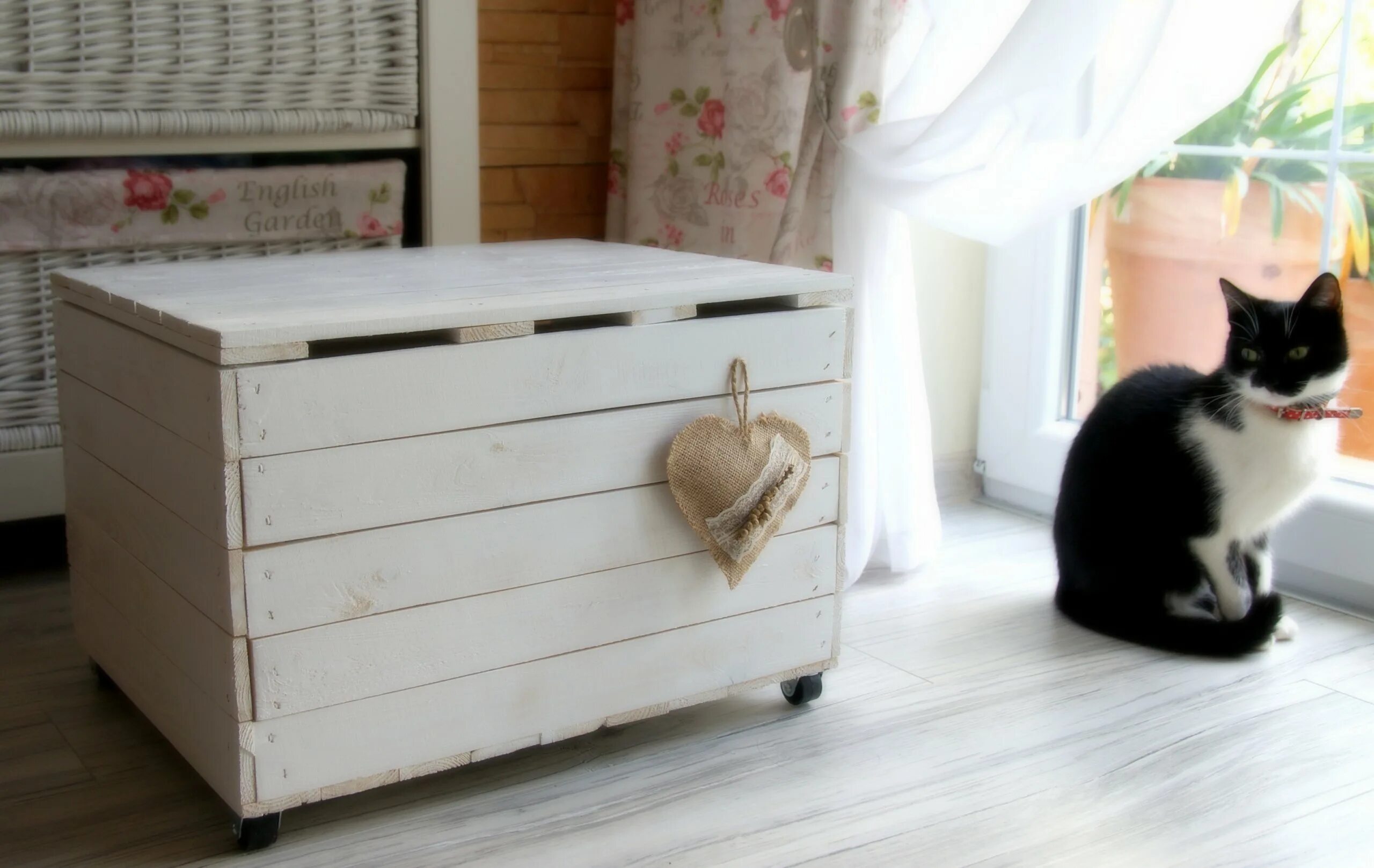 Доводчик slowmotion zeta для метабоксов. Противоскользящий коврик в ящик на кухню. Ящик комода с телескопическими направляющими. Шариковые направляющие в паз. Доводчик для шариковой направляющей.