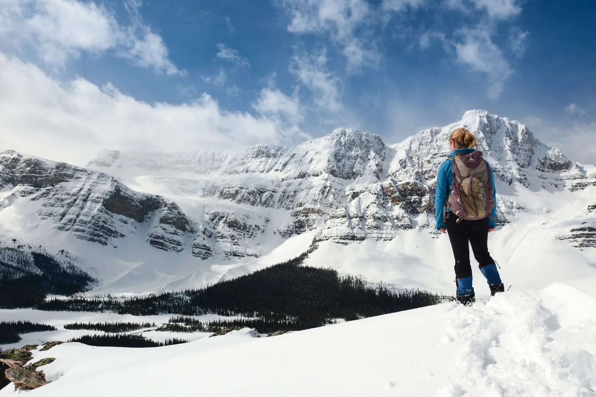 Эльбрус альп. Фотосессия в горах. Девушка на фоне гор. Снежный человек в горах. Снежные горы.