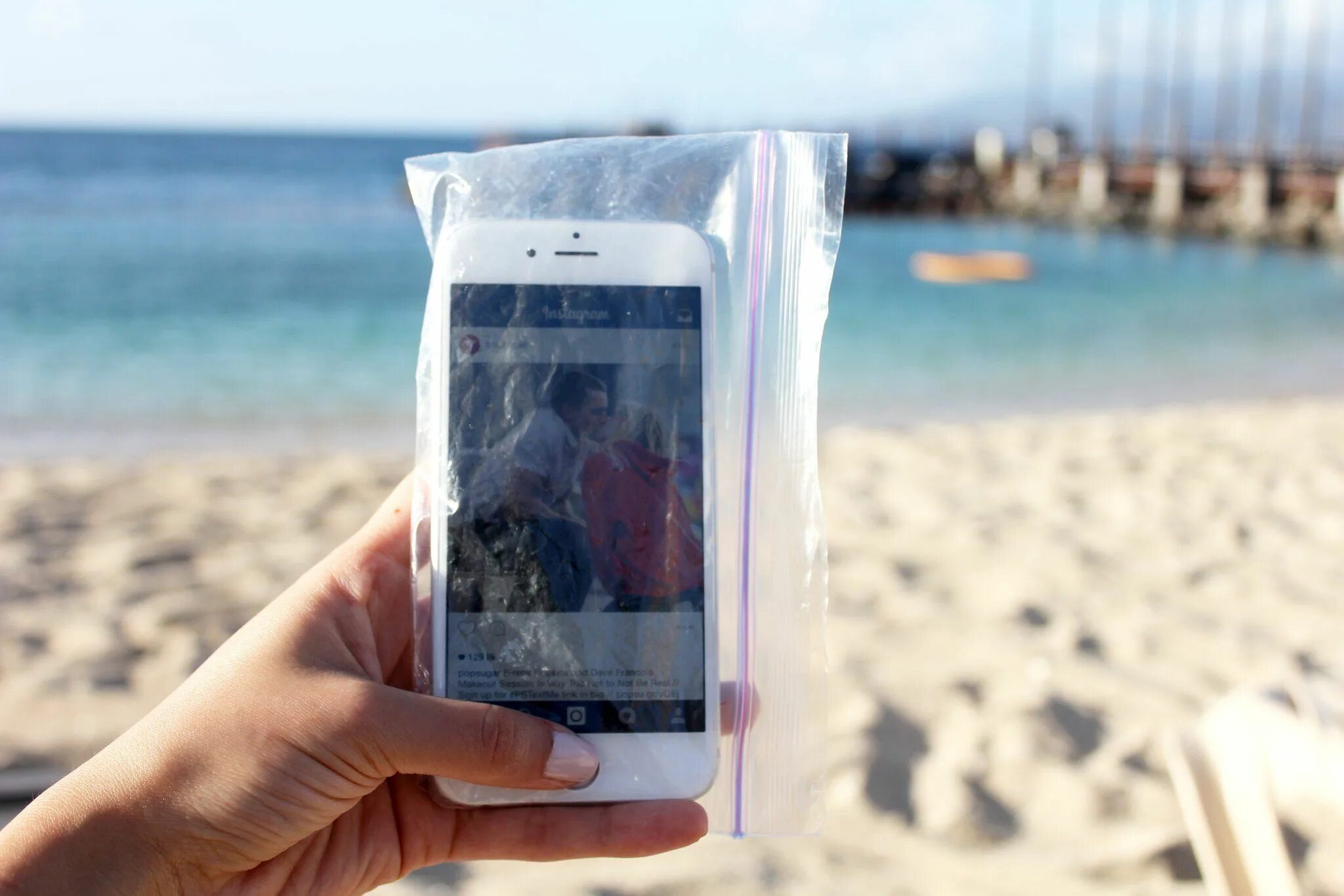 Можно будет использовать телефон. Смартфон на пляже. Смартфон в пакете. Чехол для телефона на море.