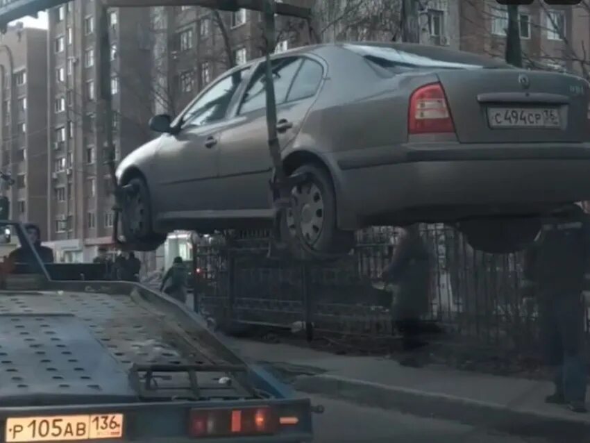 Включи машины попали. Отогнать машину. Бомба попала на автомобиль. Эвакуация газели за неправильную парковку. Попал машина на колодос.