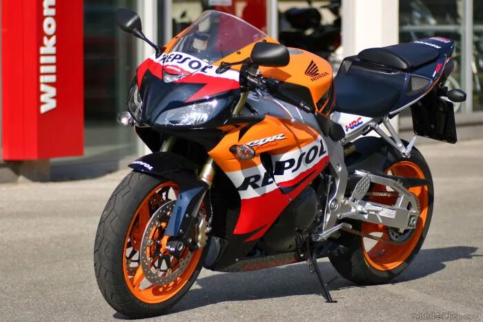 Купить хонду сбр 1000рр. Honda Repsol CBR 1000. Honda cbr1000rr Fireblade. Honda cbr1000rr Fireblade Repsol. Хонда СБР 1000рр Репсол.